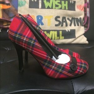 Red plaid pump